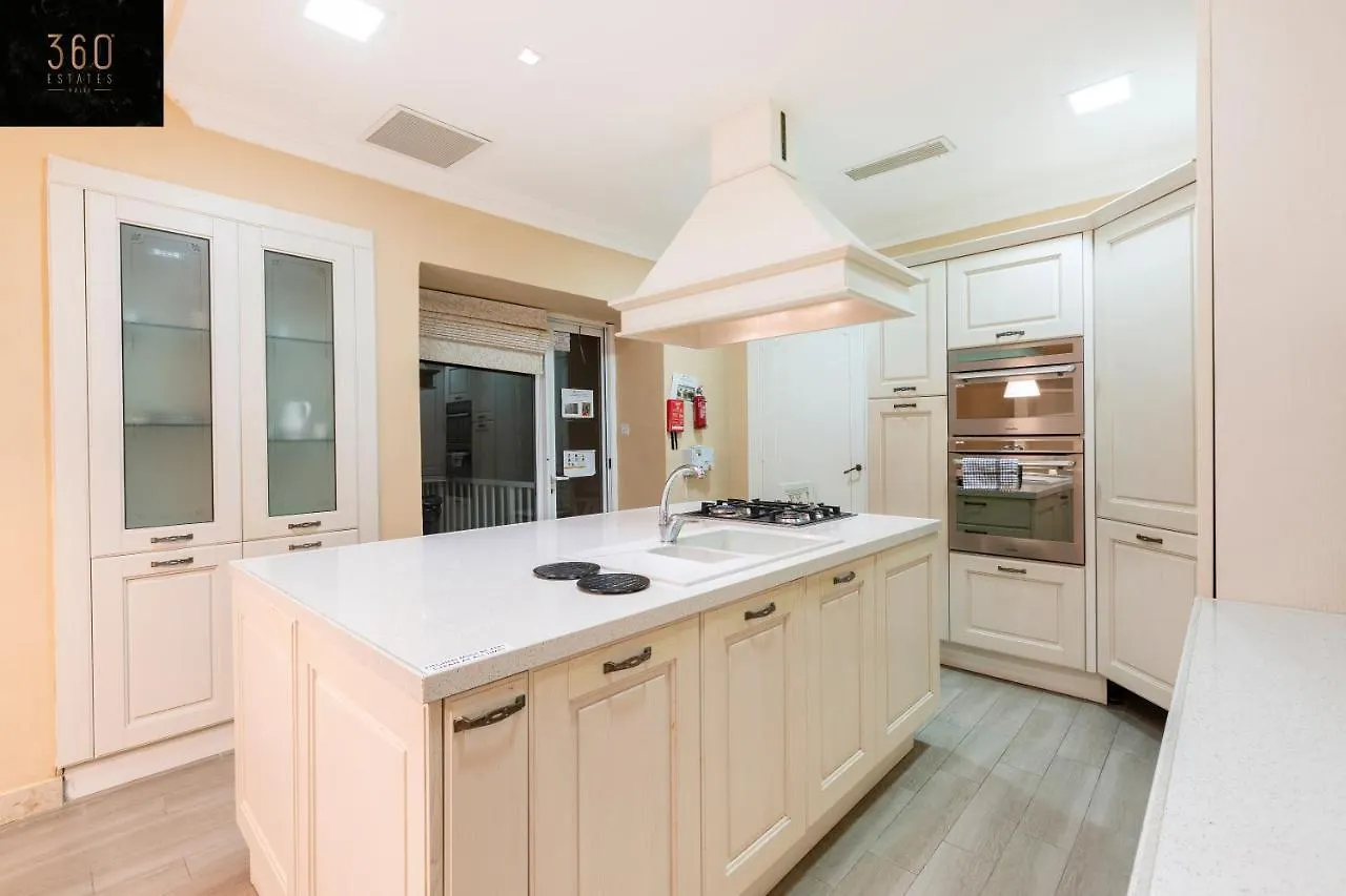 Spacious Num1 House In Swieqi - Sleeps 18 W/Wifi By 360 Estates Apartment Is-Swieqi 0*,  Malta